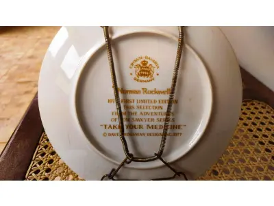 01 RARO PRATO COLECIONÁVEL UMAS DAS PRIMEIRAS OBRAS DE NORMAN, COM 19,5 CM DE DIÂMETRO COM A OBRA "TAKE YOUR MEDICINE", "EM PORTUGUES TOME SEU REMEDIO" DE TOM SAWYER, DE NORMAN ROCKWELL, DE 1977, É UM ITEM MUITO PROCURADO POR QUALQUER COLECIONADOR ÁVIDO DE PEÇAS DECORATIVAS. FEITO NA DÉCADA DE 70,"CROWN BAVARIA ALEMANHA" ESTE PRATO É UMA VERDADEIRA JÓIA PARA QUEM BUSCA AUMENTAR SUA COLEÇÃO DE PRATOS COLECIONÁVEIS. EDIÇAO LIMITADA NA EPODA DE LANÇAMENTO COM SUAS CORES VIBRANTES E DESIGN INTRINCADO, CERTAMENTE CHAMARÁ A ATENÇÃO DE QUALQUER ADMIRADOR DA OBRA DE NORMAN ROCKWELL.EM EXCELENTE ESTADO. O SUPORTE DO PRATO NÃO ESTÁ INCLUÍDO. PEÇA COMPRADA EM GARAGEM DE ANTIGUIDADES NOS EUA. SUPORTE PARA PRATO NÃO INCLUÍDO NESTA VENDA. (NO ESTADO) ATENÇÃO! FAZER A VISITAÇÃO ANTES DE ARREMATAR, NÃO SABEMOS SE FUNCIONA, LEILÃO NÃO TEM GARANTIA E NEM DEVOLUÇÃO, SUJEITO A POSSÍVEIS AVARIAS VISÍVEIS/OCULTAS E/OU AUSÊNCIA DE COMPONENTES.