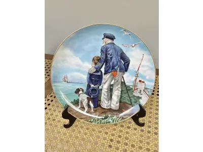 01 PRATO DE COLECIONADOR "LOOKING OUT TO SEA" DA ROYAL EATON NORMAN ROCKWELL, 1982. EDIÇÃO LIMITADA  COM 20 CM DE DIÂMETRO, MULTICOLORIDO, COM DETALHES EM OURO 22 QUILATES. REPRESENTA UM VELHO E UM MENINO COM SEU CACHORRO OLHANDO PARA O MAR.SUPORTE DO PRATO NÃO ESTÁ INCLUÍDO. ITEM COMPRADO EM GARAGENS DE ANTIGUIDADES NOS EUA. (NO ESTADO) ATENÇÃO! FAZER A VISITAÇÃO ANTES DE ARREMATAR, NÃO SABEMOS SE FUNCIONA, LEILÃO NÃO TEM GARANTIA E NEM DEVOLUÇÃO, SUJEITO A POSSÍVEIS AVARIAS VISÍVEIS/OCULTAS E/OU AUSÊNCIA DE COMPONENTES.
