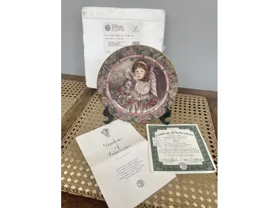 LOTE 291 - 01PRATO IMPECÁVEL E RARO IMPECÁVEL GARDENS OF INNOCENCE DONNA RICHARDSON HOPE É A EDIÇÃO 1 DA SÉRIE DE 8 PLACAS PARA COLECIONADORES, GARDEN OF INNOCENCE, DE DONNA RICHARDSON PARA A BRADFORD EXCHANGE DE 1993. ESTA SÉRIE, GARDEN OF INNOCENCE, REÚNE CRIANÇAS ANGELICAIS EM UM CENÁRIO DE JARDIM ONÍRICO. CADA PLACA POSSUI UMA BORDA TRIPLA DE TAPEÇARIA E DESIGN EM ÔNIX. PEÇA VINTAGE COLACIONÁVEL 2ª EDIÇÃO BRADFORD EXCHANGE. SAFRA 1993. EDIÇÃO LIMITADA. PLACA NUMERADA. .COM 20 CM DE DIÂMETRO COM UMA FAIXA EM OURO 22K, HOPE TEM DURAÇÃO LIMITADA A 95 DIAS DE QUEIMA DE ESTOQUE E LOGO FOI FECHADA A FABRICAÇÃO DA MESMA. NA EMBALAGEM ORIGINAL DE ISOPOR COM CERTIFICADO E FOLHETO DA ÉPOCA. (NO ESTADO) ATENÇÃO! FAZER A VISITAÇÃO ANTES DE ARREMATAR, NÃO SABEMOS SE FUNCIONA, LEILÃO NÃO TEM GARANTIA E NEM DEVOLUÇÃO, SUJEITO A POSSÍVEIS AVARIAS VISÍVEIS/OCULTAS E/OU AUSÊNCIA DE COMPONENTES.