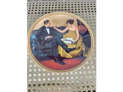 LOTE 267 - 01 LINDO PRATO VINTAGE NORMAN ROCKWELL,NORMAN ROCKWELL, "FLIRTING IN THE PARLOUR" MULHERES REDESCOBERTAS POR NORMAN ROCKWELL,OITAVA EDIÇÃO DA COLEÇÃO REDISCOVERED WOMEN DA ROCKWELL, 1983 NA CAIXA ORIGINAL COM CERTIFICADO DE AUTENTICIDADE,FOLHETOS E DOCUMENTOS DA ÉPOCA. NÚMERO DO PRATO 7791F DE EDWIN KNOWLES NÚMERO BREITAX 84- R70 4-8. COM 21,5 CM DE DIAMETRO, COMPRADO E, 23/07/1983. (NO ESTADO) ATENÇÃO! FAZER A VISITAÇÃO ANTES DE ARREMATAR, NÃO SABEMOS SE FUNCIONA, LEILÃO NÃO TEM GARANTIA E NEM DEVOLUÇÃO, SUJEITO A POSSÍVEIS AVARIAS VISÍVEIS/OCULTAS E/OU AUSÊNCIA DE COMPONENTES.