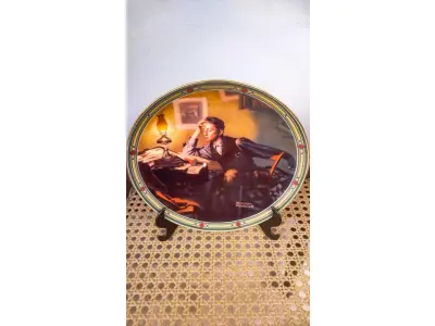 01 PRATO SONHO DE UM JOVEM, QUINTO NA SÉRIE ROCKWELL AMERICAN DREAM, PRATO DE EXPOSIÇÃO VINTAGE, 1986,PLACA DA EDWIN KNOWLES CHINA COMPANY, NÚMERO 14027B  GUARDADO A ANOS.CAIXA ORIGINAL + CERTIFICADO DE AUTORIZAÇÃO + BROCHURA INFORMATIVA PARA ESTA PLACA DE COLECIONADOR DA SÉRIE DE PLACAS DA COLEÇÃO ROCKWELL'S AMERICAN DREAM (BRADFORD EXCHANGE) DO ARTISTA NORMAN ROCKWELL. THE EDWARD M. KNOWLES CHINA COMPANY. ROCKWELL SOCIETY OF AMERICA. AS EDIÇÕES FORAM LIMITADAS A UM MÁXIMO DE 150 DIAS DE QUEIMA. A PLACA ESTÁ EM PERFEITAS CONDIÇÕES, SEM USO E SEM EXPOSIÇÃO. COM  21 CM DE DIÂMETRO. 1986. BRADEX Nº 84-R70-7.5 ARTISTA: NORMAN ROCKWELL. ITEM COMPRADO EM GARAGENS DOS EUA. COM CERTIFICADO DE AUTENTICIDADE E SELO DE ORIGINALIDADE NO PRATO.O SUPORTE DO PRATO NÃO ESTÁ INCLUÍDO. (NO ESTADO) ATENÇÃO! FAZER A VISITAÇÃO ANTES DE ARREMATAR, NÃO SABEMOS SE FUNCIONA, LEILÃO NÃO TEM GARANTIA E NEM DEVOLUÇÃO, SUJEITO A POSSÍVEIS AVARIAS VISÍVEIS/OCULTAS E/OU AUSÊNCIA DE COMPONENTES.