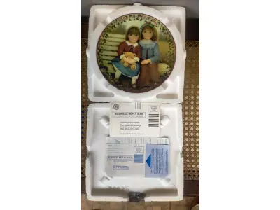 01 PRATO DE PORCELANA VINTAGE BRADFORD EXCHANGE DE 1995, COLECIONADOR, COMO NOVO, SISTERS ARE BLOSSOMS, KINDRED MOMENTS,NUMERADO 2344 A. ESTE BELO PRATO DE COLECIONADOR INTITULADO "SISTERS ARE BLOSSOMS" DE CHANTAL POULIN É UMA PEÇA DE ÉPOCA DO FINAL DO SÉCULO XX. FEITO DE PORCELANA COM UM DESIGN MULTICOLORIDO, ESTE PRATO É UM COMPLEMENTO PERFEITO PARA QUALQUER COLEÇÃO DECORATIVA. O PRATO FOI PRODUZIDO COM TÉCNICAS DE CERÂMICA NOS ESTADOS UNIDOS E É VINTAGE, SEM MODIFICAÇÕES. A BRADFORD EXCHANGE PRODUZIU ESTE PRATO COM UM ESTILO DE PRODUÇÃO DE CERÂMICA ARTÍSTICA. ESTE PRATO É PERFEITO PARA COLECIONADORES DE ITENS DECORATIVOS E É UM ITEM ESSENCIAL PARA QUEM APRECIA A BELEZA DE PRATOS VINTAGE. CAIXA ORIGINAL E CERTIFICADO DE AUTENTICIDADE DA PEÇA  O PRATO MEDE 21,5 CM DE DIÂMETRO.   ITEM COMPRADO EM GARAGENS DE ANTIGUIDADES NOS EUA.SUPORTE PARA PRATO NÃO INCLUÍDO NESTA VENDA. (NO ESTADO) ATENÇÃO! FAZER A VISITAÇÃO ANTES DE ARREMATAR, NÃO SABEMOS SE FUNCIONA, LEILÃO NÃO TEM GARANTIA E NEM DEVOLUÇÃO, SUJEITO A POSSÍVEIS AVARIAS VISÍVEIS/OCULTAS E/OU AUSÊNCIA DE COMPONENTES.