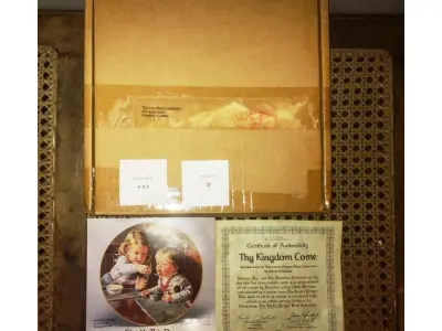 LOTE 308 - 01 RARO PRATO DA COLEÇÃO HAMILTON - A ORAÇÃO DO SENHOR "VENHA O TEU REINO" 2ª EDIÇÃO PRATO/1986, CARIMBA, TRADICIONAL, PORCELANA FINA, ALTO BRILHO, CARIMBADA E NUMERADA NO VERSO. MEDE 21,8 CM DE DIÂMETRO, VÁRIAS CORES COM 2 MENINAS VESTIDAS DE ANJOS COM AURÉOLAS. COM CAIXA ORIGINAL E CERTIFICADO DE AUTENTICIDADE, PRATO DE NUMERO  030IL LIMITADO A 10 DIAS DE VENDAS E LOGO EM SEGUIDA FOI ENCERRADAS AS VCENDAS NOS EUAS NO ANO DE 1986.EM EXCELENTE ESTADO, POSSUI A CAIXA ORIGINAL E OS DOCUMENTOS. O SUPORTE DO PRATO NÃO ESTÁ INCLUÍDO. PEÇA COMPRADA EM GARAGEM DE ANTIGUIDADES NOS EUA. SUPORTE PARA PRATO NÃO INCLUÍDO NESTA VENDA. (NO ESTADO) ATENÇÃO! FAZER A VISITAÇÃO ANTES DE ARREMATAR, NÃO SABEMOS SE FUNCIONA, LEILÃO NÃO TEM GARANTIA E NEM DEVOLUÇÃO, SUJEITO A POSSÍVEIS AVARIAS VISÍVEIS/OCULTAS E/OU AUSÊNCIA DE COMPONENTES.