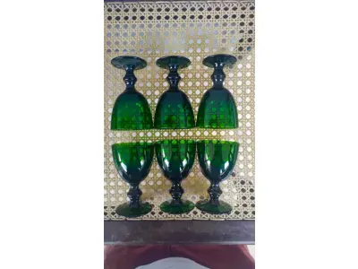 LOTE 154 - 01 LOTE COM BELÍSSIMAS TAÇAS DE PÉ ALTAS PARA VINHO, IMPORTADAS EXECUTADAS LOTE COM 6 TAÇAS NA TONALIDADE VERDE ESMERALDA 10 CM X 6,5 CM.  (NO ESTADO) ATENÇÃO! FAZER A VISITAÇÃO ANTES DE ARREMATAR, NÃO SABEMOS SE FUNCIONA, LEILÃO NÃO TEM GARANTIA E NEM DEVOLUÇÃO, SUJEITO A POSSÍVEIS AVARIAS VISÍVEIS/OCULTAS E/OU AUSÊNCIA DE COMPONENTES.