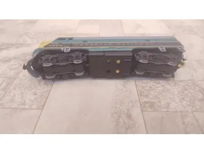 LOTE 180 - 01 LOCOMOTIVA A DIESEL ATHEARN HO-GAUGE CANADIAN NATIONAL EMD F7. ITEM COMPRADO EM GARAGENS DE ANTIGUIDADES NOS EUA. (NO ESTADO) ATENÇÃO! FAZER A VISITAÇÃO ANTES DE ARREMATAR, NÃO SABEMOS SE FUNCIONA, LEILÃO NÃO TEM GARANTIA E NEM DEVOLUÇÃO, SUJEITO A POSSÍVEIS AVARIAS VISÍVEIS/OCULTAS E/OU AUSÊNCIA DE COMPONENTES.