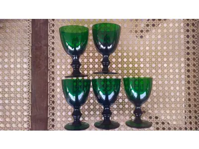 LOTE 152 - 01  LOTE COM BELÍSSIMAS TAÇAS DE PÉ ALTAS PARA VINHO, IMPORTADAS EXECUTADAS LOTE COM 5 TAÇAS NA TONALIDADE VERDE ESMERALDA 10 CM X 6,5 CM. (NO ESTADO) ATENÇÃO! FAZER A VISITAÇÃO ANTES DE ARREMATAR, NÃO SABEMOS SE FUNCIONA, LEILÃO NÃO TEM GARANTIA E NEM DEVOLUÇÃO, SUJEITO A POSSÍVEIS AVARIAS VISÍVEIS/OCULTAS E/OU AUSÊNCIA DE COMPONENTES.