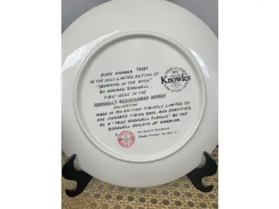 01 LINDO PRATO VINTAGE NORMAN ROCKWELL DE 1984, "DREAMING IN THE ATTIC".EM PORTUGUES SONHANDO NO SÓTÃO. EDIÇÃO LIMITADA NUMERADA 7838P EDWIN M. KNOWLES. LIMITADO A 150 DIAS DE QUEIMA E CERTIFICADO COMO UM VERDADEIRO CLÁSSICO ROCKWELL CLASSIC. CERTIFICADO DE AUTENTICIDADE INCLUSO. COM 21,5 CM DE DIAMETRO. COM CERTIFICADO DE AUTENTICIDADE. SUPORTE DO PRATO NÃO ESTÁ INCLUÍDO. ITEM COMPRADO EM GARAGENS DE ANTIGUIDADES NOS EUA. (NO ESTADO) ATENÇÃO! FAZER A VISITAÇÃO ANTES DE ARREMATAR, NÃO SABEMOS SE FUNCIONA, LEILÃO NÃO TEM GARANTIA E NEM DEVOLUÇÃO, SUJEITO A POSSÍVEIS AVARIAS VISÍVEIS/OCULTAS E/OU AUSÊNCIA DE COMPONENTES.