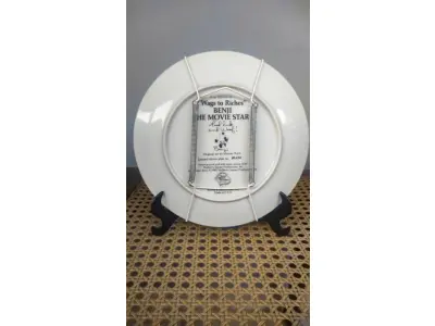 LOTE 155 - 01 RARO PRATO DE PORCELANA ROYAL MANOR  COM  21,5 CM. PRIMEIRA EDIÇÃO DE 1982 PARA COLECIONADORES - BENJI, O CACHORRO. PRODUZIDO EXCLUSIVAMENTE PARA A CREATIVE WORLD, WHITE PLAINS, NOVA YORK. PRIMEIRA EDIÇÃO DE "WAGS TO RICHES" DE BENJI, O ASTRO DE CINEMA, POR MURRAY KARN, CW 1982. PLACA NÚMERO AA 230, A PLACA FOI PRODUZIDA A PARTIR DO RETRATO DE BENJI ORIGINAL, DE MURRAY KARN. O ITEM ACOMPANHA CERTIFICADO DE AUTENTICIDADE E CAIXA ORIGINAL.  ITEM COMPRADO EM GARAGENS DE ANTIGUIDADES NOS EUA.SUPORTE PARA PRATO NÃO INCLUÍDO NESTA VENDA. (NO ESTADO) ATENÇÃO! FAZER A VISITAÇÃO ANTES DE ARREMATAR, NÃO SABEMOS SE FUNCIONA, LEILÃO NÃO TEM GARANTIA E NEM DEVOLUÇÃO, SUJEITO A POSSÍVEIS AVARIAS VISÍVEIS/OCULTAS E/OU AUSÊNCIA DE COMPONENTES.