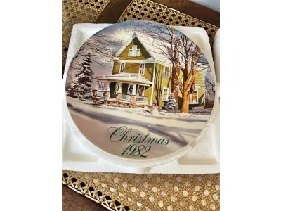 LOTE 157 - 01 LINDO PRATO DE NATAL DA SMUCKER'S COM 21 ,5 FAZIA PARTE DE UMA SÉRIE PARA COLECIONADORES E ERA INCLUÍDO EM UM PACOTE ANUAL DE PRESENTES DE NATAL CONTENDO UMA VARIEDADE DE GELEIAS E COMPOTAS DA SMUCKER'S. DAVID PROJETOU SEU PRIMEIRO PRATO PARA A SMUCKER'S EM 1972, COM OS PRIMEIROS DEZ PRATOS APRESENTANDO CENAS NATALINAS DE TODOS OS LUGARES, INCLUINDO A WILLIAMSBURG COLONIAL, A FILADÉLFIA HISTÓRICA, O VALE DO MISSISSIPPI E ATÉ MESMO A SUÍÇA. NO ENTANTO, A PARTIR DE 1982, A ARTE DE DAVID PARA A SÉRIE DE PRATOS RETRATAVA PRÉDIOS HISTÓRICOS E CENÁRIOS RURAIS DURANTE A TEMPORADA DE FÉRIAS EM TODO O ESTADO DE OHIO, SEDE DA SMUCKER COMPANY. AO LONGO DOS ANOS, MUITOS PRATOS DE NATAL CAPTURARAM A AUTENTICIDADE E O ESPÍRITO NATALINO DA COMUNIDADE DA SMUCKER'S, APRESENTANDO LOCAIS DENTRO E AO REDOR DA CIDADE DE ORRVILLE, SEDE DA EMPRESA, E OUTRAS PARTES DO CONDADO DE WAYNE. APÓS CINQUENTA ANOS, DAVID COMPLETOU ESTA SÉRIE COM UM PRATO FINAL PRODUZIDO EM 2021.  ITEM COMPRADO EM GARAGENS DE ANTIGUIDADES NOS EUA. SUPORTE PARA PRATO NÃO INCLUÍDO NESTA VENDA. (NO ESTADO) ATENÇÃO! FAZER A VISITAÇÃO ANTES DE ARREMATAR, NÃO SABEMOS SE FUNCIONA, LEILÃO NÃO TEM GARANTIA E NEM DEVOLUÇÃO, SUJEITO A POSSÍVEIS AVARIAS VISÍVEIS/OCULTAS E/OU AUSÊNCIA DE COMPONENTES.