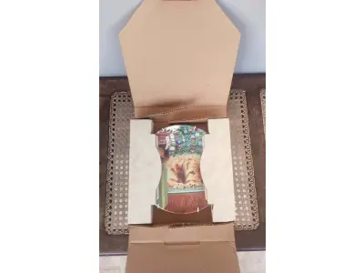 LOTE 284 - 01 PRATO VINTAGE PARA COLECIONADORES APRESENTA O HERÓI CANINO FAVORITO DE TODOS, BENJI,  MULBERRY "WAGS TO RICHES" DE BENJI, EM UMA EMOCIONANTE CENA NATALINA. O PRATO MEDE 21 CM DE DIÂMETRO E É FEITO DE PORCELANA ROYAL MANOR. ACOMPANHA UM CERTIFICADO DE AUTENTICIDADE E É UM ITEM ESSENCIAL PARA QUALQUER FÃ DE BENJI OU COLECIONADOR DE PRATOS DECORATIVOS. O PRATO ESTÁ EM EXCELENTE ESTADO E NÃO APRESENTA SINAIS DE DESGASTE OU DANOS. PRATO DE NUMERO 3838 DE UMA EDIÇAO LIMITADA A 15,500 PRATOS LANÇADOS NA EPOCA NOS EUA PELA CREATIVE WORD LTD.NÃO PERCA ESTA PEÇA ÚNICA DA CULTURA AMERICANA VINTAGE! PEÇA COMPRADA EM GARAGEM DE ANTIGUIDADES NOS EUA. SUPORTE PARA PRATO NÃO INCLUÍDO NESTA VENDA. (NO ESTADO) ATENÇÃO! FAZER A VISITAÇÃO ANTES DE ARREMATAR, NÃO SABEMOS SE FUNCIONA, LEILÃO NÃO TEM GARANTIA E NEM DEVOLUÇÃO, SUJEITO A POSSÍVEIS AVARIAS VISÍVEIS/OCULTAS E/OU AUSÊNCIA DE COMPONENTES.