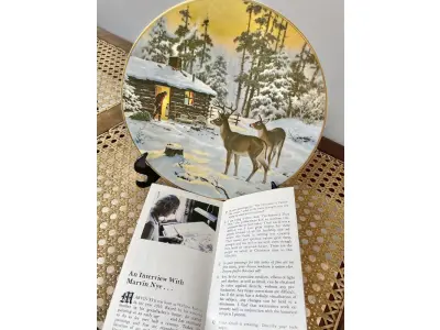 LOTE 163 - 01 RARO  PRATO COLECIONÁVEL DE 1979 EDIÇÃO LIMITADA DE 5000 PEÇAS,PEÇA DE  529 DE 5000 PEÇAS LANÇADAS NA ÉPOCA DA SÉRIE "CHRISTMAS OF YESTERDAY" DE MARVIN NYE, CELEBRANDO O LENHADOR, NATAL DE ONTEM "CHRISTMAS CALL" DO ARTISTA MARVIN NYE, ANO DE 1979, NA CAIXA ORIGINAL, COLEÇÃO KERN. O PRATO ESTÁ EM EXCELENTES CONDIÇÕES. O PRATO ESTÁ NA CAIXA ORIGINAL DESDE A COMPRA. O TAMANHO DO PRATO É DE APROXIMADAMENTE 21 CM DE DIÂMETRO. O SUPORTE DO PRATO NÃO ESTÁ INCLUÍDO. ITEM COMPRADO EM GARAGENS DE ANTIGUIDADES NOS EUA. (NO ESTADO) ATENÇÃO! FAZER A VISITAÇÃO ANTES DE ARREMATAR, NÃO SABEMOS SE FUNCIONA, LEILÃO NÃO TEM GARANTIA E NEM DEVOLUÇÃO, SUJEITO A POSSÍVEIS AVARIAS VISÍVEIS/OCULTAS E/OU AUSÊNCIA DE COMPONENTES.