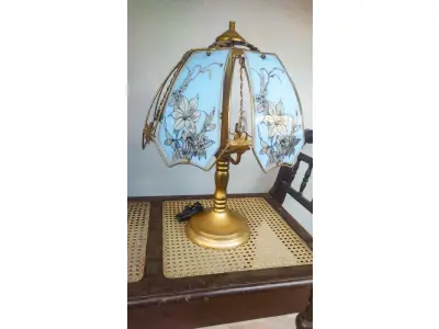 LOTE 156 - 01 ABAJUR ANTIGO EM BRONZE COM 50 CM DE ALTURA. (NO ESTADO) ATENÇÃO! FAZER A VISITAÇÃO ANTES DE ARREMATAR, NÃO SABEMOS SE FUNCIONA, LEILÃO NÃO TEM GARANTIA E NEM DEVOLUÇÃO, SUJEITO A POSSÍVEIS AVARIAS VISÍVEIS/OCULTAS E/OU AUSÊNCIA DE COMPONENTES.