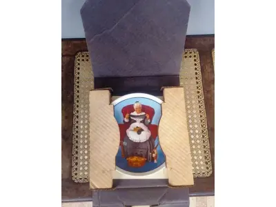 LOTE 322 - 01  PRATO DE COLECIONADOR PRIMEIRA EDIÇÃO LIMITADA DA NORMAN ROCKWELL CELEBRA O DIA DAS MÃES “ MENDING TIME”  “ EM PORTUGUES TEMPO DE CONSERTO" O PRATO DE CERÂMICA MULTICOLORIDO PRATO NUMERAO 17216 B APRESENTA UM DESIGN VINTAGE QUE EXPÕE A ARTE DA PRODUÇÃO DE CERÂMICA NO FINAL DO SÉCULO XX. O PRATO É PERFEITO PARA COLECIONADORES OU COMO UM PRESENTE ESPECIAL PARA ALGUÉM QUE APRECIA A CULTURA E A ARTE AMERICANAS. A TÉCNICA DE PRODUÇÃO DO PRATO É A CERÂMICA E ELE FOI FABRICADO NOS ESTADOS UNIDOS. COM SELAO DE ATUTENTICIDADE EM EXCELENTE ESTADO. O SUPORTE DO PRATO NÃO ESTÁ INCLUÍDO. PEÇA COMPRADA EM GARAGEM DE ANTIGUIDADES NOS EUA. COM CAIXA E CERTIFICADO DE AUTENTICIDADE ORIGINAL. SUPORTE PARA PRATO NÃO INCLUÍDO NESTA VENDA. (NO ESTADO) ATENÇÃO! FAZER A VISITAÇÃO ANTES DE ARREMATAR, NÃO SABEMOS SE FUNCIONA, LEILÃO NÃO TEM GARANTIA E NEM DEVOLUÇÃO, SUJEITO A POSSÍVEIS AVARIAS VISÍVEIS/OCULTAS E/OU AUSÊNCIA DE COMPONENTES.