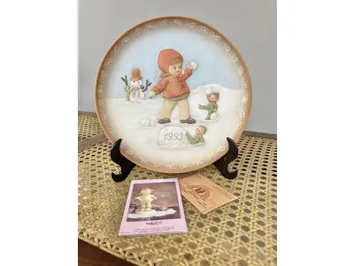 01 LINDO PRATO ENESCO BAS RELIEF DE 1993 DA COLEÇÃO MABEL LUCIE ATWELL EM BAIXO RELEVO PINTADO A MÃO EDIÇÃO LIMITADA, COM UM TEMA DE NATAL, DESIGN MULTICOLORIDO E PADRÃO DECORATIVO. FEITO DE CERÂMICA NA INDONÉSIA, COM 21 CM DE DIÂMETRO  PEÇA VINTAGE DO FINAL DO SÉCULO XX. A MARCA ENESCO É CONHECIDA POR SEUS PRATOS DE COLECIONADOR, E ESTE ITEM EM PARTICULAR FAZ PARTE DA FRANQUIA MABEL LUCIE ATWELL, ITEM RARO COM TODOS OS DOCUMENTOS, COMPRADO EM GARAGEM DE ANTIGUIDADES NOS EUA.SUPORTE PARA PRATO NÃO INCLUÍDO NESTA VENDA. (NO ESTADO) ATENÇÃO! FAZER A VISITAÇÃO ANTES DE ARREMATAR, NÃO SABEMOS SE FUNCIONA, LEILÃO NÃO TEM GARANTIA E NEM DEVOLUÇÃO, SUJEITO A POSSÍVEIS AVARIAS VISÍVEIS/OCULTAS E/OU AUSÊNCIA DE COMPONENTES.