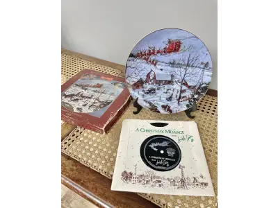 LOTE 135 - 01 RARO PRATO DE NATAL COUNTRY LOWELL DAVIS DE 1985, LANÇADO NOS EUA COM APENAS 7,500 PRATOS LANÇADOS  ESSE PRATO E O NÚMERO 119 DE 7500 DA TIRAGEM COM 21,5 CM DE DIÂMETRO. COM CAIXA E CERTIFICADO DE AUTENTICIDADE E ACOMPANHA LP DO MESMO. BELA PEÇA E RARA. ITEM COMPRADO EM GARAGENS DE ANTIGUIDADES NOS EUA.SUPORTE PARA PRATO NÃO INCLUÍDO NESTA VENDA. (NO ESTADO) ATENÇÃO! FAZER A VISITAÇÃO ANTES DE ARREMATAR, NÃO SABEMOS SE FUNCIONA, LEILÃO NÃO TEM GARANTIA E NEM DEVOLUÇÃO, SUJEITO A POSSÍVEIS AVARIAS VISÍVEIS/OCULTAS E/OU AUSÊNCIA DE COMPONENTES.