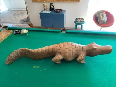 LOTE 168 - 01 ESCULTURA MADEIRA DE LEI JACARÉ IMPORTADA EM MADEIRA ENTALHADA PELO ARTISTA  130 CM DE COMPRIMENTO. (NO ESTADO) ATENÇÃO! FAZER A VISITAÇÃO ANTES DE ARREMATAR, NÃO SABEMOS SE FUNCIONA, LEILÃO NÃO TEM GARANTIA E NEM DEVOLUÇÃO, SUJEITO A POSSÍVEIS AVARIAS VISÍVEIS/OCULTAS E/OU AUSÊNCIA DE COMPONENTES.