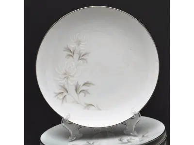 LOTE 162 - 01 PRATOS JAPONESES DA FAMOSA MARCA JAPONESA NORITAKE  PORCELANA JAPONESA  SÃO  12  PRATOS DE DECORAÇÃO POLICROMA COM MOTIVO FLORAL SOBRE FUNDO BRANCO. BORDA COM FRISO PRATEADO. DIÂMETRO 27 CM DE DIAMETRO.SUPORTE PARA PRATO NÃO INCLUÍDO NESTA VENDA. (NO ESTADO) ATENÇÃO! FAZER A VISITAÇÃO ANTES DE ARREMATAR, NÃO SABEMOS SE FUNCIONA, LEILÃO NÃO TEM GARANTIA E NEM DEVOLUÇÃO, SUJEITO A POSSÍVEIS AVARIAS VISÍVEIS/OCULTAS E/OU AUSÊNCIA DE COMPONENTES.