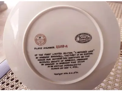 LOTE 306 - 01 RARO PRATO DA PRIMEIRA EDIÇÃO LIMITADA DE NORMAN ROCKWELL KNOWLES MOTHER'S DAY 1976 COLLECTOR PLATE A MOTHER’S LOVE. PRATO DE COLECIONADOR NORMAN ROCKWELL KNOWLES PARA O DIA DAS MÃES DE 1976, "A MOTHER'S LOVE" " EM PORTUGUES AMOR DE MÃE" NÚMERO DO PRATO: 2258-A. COM 21,5 CM DE DIÂMETRO  LANÇADO EM 7 MAIO DE  1976.E LOGO FOI FECHADO A FABRICAÇÃO DA MESMA. EM EXCELENTE ESTADO, POSSUI A CAIXA ORIGINAL E OS DOCUMENTOS. O SUPORTE DO PRATO NÃO ESTÁ INCLUÍDO. PEÇA COMPRADA EM GARAGEM DE ANTIGUIDADES NOS EUA. SUPORTE PARA PRATO NÃO INCLUÍDO NESTA VENDA. (NO ESTADO) ATENÇÃO! FAZER A VISITAÇÃO ANTES DE ARREMATAR, NÃO SABEMOS SE FUNCIONA, LEILÃO NÃO TEM GARANTIA E NEM DEVOLUÇÃO, SUJEITO A POSSÍVEIS AVARIAS VISÍVEIS/OCULTAS E/OU AUSÊNCIA DE COMPONENTES.