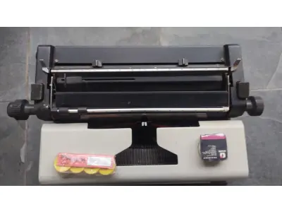 LOTE 427 - 01 MÁQUINA DE ESCREVER ANTIGA. (NO ESTADO) ATENÇÃO! FAZER A VISITAÇÃO ANTES DE ARREMATAR, NÃO SABEMOS SE FUNCIONA, LEILÃO NÃO TEM GARANTIA E NEM DEVOLUÇÃO, SUJEITO A POSSÍVEIS AVARIAS VISÍVEIS/OCULTAS E/OU AUSÊNCIA DE COMPONENTES.