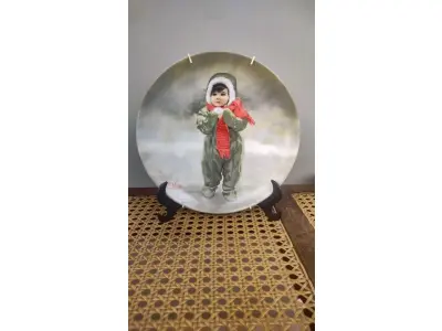 01 RARO PRATO DE COLECIONADOR... INTITULADA "ANJO DO INVERNO"... ESTA É A PLACA NÚMERO 1592J... TERCEIRA PLACA DA COLEÇÃO MARAVILHAS DA INFÂNCIA DO AMADO PINTOR INFANTIL AMERICANO, DONALD ZOLAN  FEITA DURANTE UM PERÍODO DE QUEIMA DE 22 DIAS NO ANO DE 1984. COM DIREITOS AUTORAIS DE PEMBERTON & OAKES, 1984. COM CAIXA FOLHETO E  CERTIFICADO DE AUTENTICIDADE (COA) INCLUSOS NESTE ITEM. MEDE APROXIMADAMENTE 21 CM DE DIÂMETRO.COMPRADAS EM LOJAS DE ANTIGUIDADES DOS EUA.O SUPORTE DO PRATO NÃO ESTÁ INCLUÍDO. (NO ESTADO) ATENÇÃO! FAZER A VISITAÇÃO ANTES DE ARREMATAR, NÃO SABEMOS SE FUNCIONA, LEILÃO NÃO TEM GARANTIA E NEM DEVOLUÇÃO, SUJEITO A POSSÍVEIS AVARIAS VISÍVEIS/OCULTAS E/OU AUSÊNCIA DE COMPONENTES.