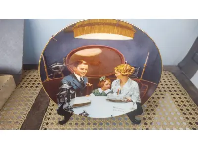 01 PRATO DE COLECIONADOR DE EDIÇÃO LIMITADA APRESENTA A ICÔNICA OBRA DE ARTE DE NORMAN ROCKWELL INTITULADA "THE BIRTHDAY WISH". O PRATO É FEITO DE PORCELANA E TEM 21,5 CM DE DIÂMETRO COM BORDA DOURADA. ACOMPANHA CAIXA ORIGINAL, FOLHETO E CERTIFICADO DE AUTENTICIDADE E NOTA DE COMPRA E DATADA EM 10/16/1984, TORNANDO-SE UM ÓTIMO COMPLEMENTO PARA QUALQUER COLEÇÃO. O PRATO FOI FABRICADO NOS ESTADOS UNIDOS NA DÉCADA DE 1980 E É CONSIDERADO UM ITEM VINTAGE. ALÉM DE SUA IMPORTÂNCIA CULTURAL COMO ITEM COLECIONÁVEL AMERICANO, ESTE PRATO TAMBÉM OSTENTA DIVERSAS CARACTERÍSTICAS, INCLUINDO O STATUS DE EDIÇÃO LIMITADA E A INCLUSÃO DA EMBALAGEM E DOCUMENTAÇÃO ORIGINAIS. É PERFEITO PARA QUALQUER OCASIÃO E UM ÓTIMO PRESENTE PARA QUALQUER COLECIONADOR OU ENTUSIASTA.COMPRADAS EM LOJAS DE ANTIGUIDADES DOS EUA.O SUPORTE DO PRATO NÃO ESTÁ INCLUÍDO. (NO ESTADO) ATENÇÃO! FAZER A VISITAÇÃO ANTES DE ARREMATAR, NÃO SABEMOS SE FUNCIONA, LEILÃO NÃO TEM GARANTIA E NEM DEVOLUÇÃO, SUJEITO A POSSÍVEIS AVARIAS VISÍVEIS/OCULTAS E/OU AUSÊNCIA DE COMPONENTES.