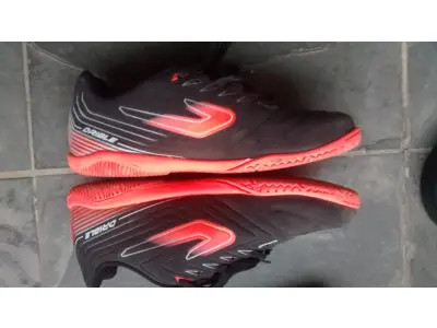 LOTE 375 - 01 LOTE COM CAMISA NOVA TAM, M CHUTEIRA NOVA CINTOS. (NO ESTADO) ATENÇÃO! FAZER A VISITAÇÃO ANTES DE ARREMATAR, NÃO SABEMOS SE FUNCIONA, LEILÃO NÃO TEM GARANTIA E NEM DEVOLUÇÃO, SUJEITO A POSSÍVEIS AVARIAS VISÍVEIS/OCULTAS E/OU AUSÊNCIA DE COMPONENTES.