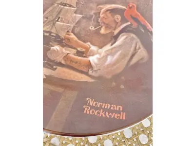 LOTE 177 - 01 PRATO DE COLECIONADOR  "O CONSTRUTOR DE NAVIOS "THE SHIP BUILDER " DA ROYAL EATON NORMAN ROCKWELL, PRATO NUMERADO 11387 A PRATO NORMAN ROCKWELL DE 1980 "O CONSTRUTOR DE NAVIOS. EDIÇÃO LIMITADA  COM 21,5 CM DE DIÂMETRO, MULTICOLORIDO, COM DETALHES EM OURO 22 QUILATES. REPRESENTA UM VELHO E UM MENINO COM SEU CACHORRO OLHANDO PARA O MAR. SUPORTE DO PRATO NÃO ESTÁ INCLUÍDO. ITEM COMPRADO EM GARAGENS DE ANTIGUIDADES NOS EUA. (NO ESTADO) ATENÇÃO! FAZER A VISITAÇÃO ANTES DE ARREMATAR, NÃO SABEMOS SE FUNCIONA, LEILÃO NÃO TEM GARANTIA E NEM DEVOLUÇÃO, SUJEITO A POSSÍVEIS AVARIAS VISÍVEIS/OCULTAS E/OU AUSÊNCIA DE COMPONENTES.