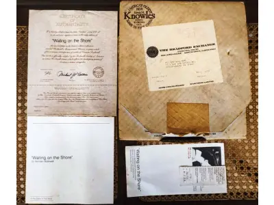 LOTE 189 - 01 PRATO DE COLECIONADOR NORMAN ROCKWELL "ESPERANDO NA PRAIA" PRATO KNOWLES COM CERTIFICADO DE APROVAÇÃO (CA) CAIXA.PRATO COLECIONÁVEL DA ROCKWELL SOCIETY & KNOWLES CHINA. A IMAGEM CHAMA-SE "ESPERANDO NA PRAIA" E FOI CRIADA PELO ARTISTA NORMAN ROCKWELL. ESTE PRATO É O SEGUNDO DA COLEÇÃO ROCKWELL REDISCOVERED WOMEN. NÚMERO DO PRATO: 17577V, DA EDIÇÃO LIMITADA A 100 DIAS DE QUEIMA EM 1982. CERTIFICADO COMO UM "VERDADEIRO CLÁSSICO ROCKWELL" PELA ROCKWELL SOCIETY OF AMERICA.ESTE PRATO ESTÁ EM EXCELENTES CONDIÇÕES DE USO. ACOMPANHA A CAIXA ORIGINAL, CERTIFICADO DE APROVAÇÃO (CA) E ENCARTES. PRATO DE COLECIONADOR. APROXIMADAMENTE 21 CM DE DIÂMETRO.COMPRADAS EM LOJAS DE ANTIGUIDADES DOS EUA.O SUPORTE DO PRATO NÃO ESTÁ INCLUÍDO. (NO ESTADO) ATENÇÃO! FAZER A VISITAÇÃO ANTES DE ARREMATAR, NÃO SABEMOS SE FUNCIONA, LEILÃO NÃO TEM GARANTIA E NEM DEVOLUÇÃO, SUJEITO A POSSÍVEIS AVARIAS VISÍVEIS/OCULTAS E/OU AUSÊNCIA DE COMPONENTES.