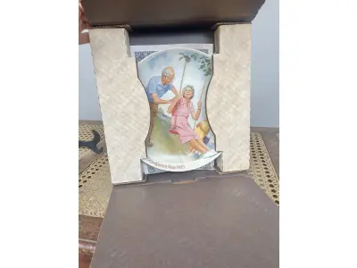 01 PRATO DOS AVÓS CSATARI" PRATO DE COLECIONADOR KNOWLES * JOSEPH CSATARI MAIS ANTIGO DE EDWIN M. NÚMERO DA PLACA 12672 COM 21 CM DE DIAMETRO. ÚNICA EDIÇÃO DE "THE SWINGER", " EM PORTUGUES UMA OBRA ORIGINAL DE JOSEPH CSATARI, PINTADA EXCLUSIVAMENTE PARA A QUARTA EDIÇÃO DA SÉRIE CSATARI GRANDPARENT E FEITA RIGOROSAMENTE SEGUNDO OS PADRÕES TRADICIONAIS DE KNOWLES, O NOME MAIS ANTIGO DA AMÉRICA EM PORCELANA FINA, EM UMA ÚNICA EDIÇÃO LIMITADA E FECHADA PARA SEMPRE A CEM DIAS DE QUEIMA DE ESTOQUE . BRADEN NO. 84-K-41-4.4.COM CAIXA E CERTIFICADO E FOLHETOS  ORIGINAIS.PEÇA COMPRADA EM GARAGEM DE ANTIGUIDADES NOS EUA. SUPORTE PARA PRATO NÃO INCLUÍDO NESTA VENDA. (NO ESTADO) ATENÇÃO! FAZER A VISITAÇÃO ANTES DE ARREMATAR, NÃO SABEMOS SE FUNCIONA, LEILÃO NÃO TEM GARANTIA E NEM DEVOLUÇÃO, SUJEITO A POSSÍVEIS AVARIAS VISÍVEIS/OCULTAS E/OU AUSÊNCIA DE COMPONENTES.