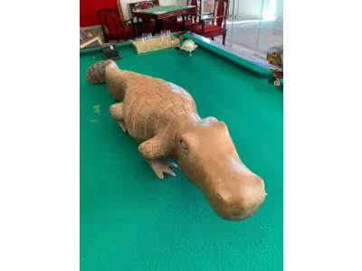 LOTE 168 - 01 ESCULTURA MADEIRA DE LEI JACARÉ IMPORTADA EM MADEIRA ENTALHADA PELO ARTISTA  130 CM DE COMPRIMENTO. (NO ESTADO) ATENÇÃO! FAZER A VISITAÇÃO ANTES DE ARREMATAR, NÃO SABEMOS SE FUNCIONA, LEILÃO NÃO TEM GARANTIA E NEM DEVOLUÇÃO, SUJEITO A POSSÍVEIS AVARIAS VISÍVEIS/OCULTAS E/OU AUSÊNCIA DE COMPONENTES.