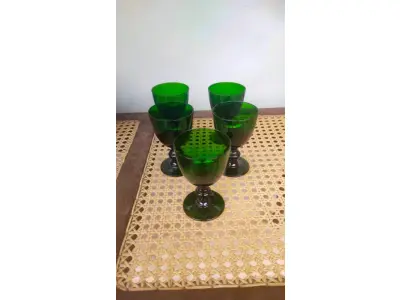 LOTE 152 - 01  LOTE COM BELÍSSIMAS TAÇAS DE PÉ ALTAS PARA VINHO, IMPORTADAS EXECUTADAS LOTE COM 5 TAÇAS NA TONALIDADE VERDE ESMERALDA 10 CM X 6,5 CM. (NO ESTADO) ATENÇÃO! FAZER A VISITAÇÃO ANTES DE ARREMATAR, NÃO SABEMOS SE FUNCIONA, LEILÃO NÃO TEM GARANTIA E NEM DEVOLUÇÃO, SUJEITO A POSSÍVEIS AVARIAS VISÍVEIS/OCULTAS E/OU AUSÊNCIA DE COMPONENTES.