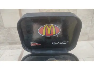 LOTE 150 - 01 RARO CARRO COLECIONÁVEL DA NASCAR COM O 50º ANIVERSÁRIO EM EXPOSIÇÃO BILL ELLIOTT OURO 24K, ITEM COMPRADO EM GARAGENS DE ANTIGUIDADES NOS EUA. (NO ESTADO) ATENÇÃO! FAZER A VISITAÇÃO ANTES DE ARREMATAR, NÃO SABEMOS SE FUNCIONA, LEILÃO NÃO TEM GARANTIA E NEM DEVOLUÇÃO, SUJEITO A POSSÍVEIS AVARIAS VISÍVEIS/OCULTAS E/OU AUSÊNCIA DE COMPONENTES.