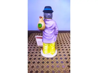 LOTE 192 - 01 ESTATUETA DE PALHAÇO DE CERÂMICA VINTAGE DA COLEÇÃO FLAMBRO DE EMMETT KELLY JR,ESTILO HOBO, COM ALÇA OU ALÇA. ETIQUETA ORIGINAL. EXCELENTE ESTADO, SEM LASCAS, RACHADURAS EM ÓTIMO ESTADO PEÇA RARA ITEM LANÇADOS ANOS 90 NOS EUA  CM DE ALTURA E UMA BASE DE 15 ​​CM. COM  SUA ASSINATURA NA PARTE INFERIOR JUNTO COM "EXCLUSIVAMENTE DA FLAMBRO EMPRESA FAMOSA NOS EUA DECADA DE 90, COMPRADAS EM LOJAS DE ANTIGUIDADES DOS EUA. (NO ESTADO) ATENÇÃO! FAZER A VISITAÇÃO ANTES DE ARREMATAR, NÃO SABEMOS SE FUNCIONA, LEILÃO NÃO TEM GARANTIA E NEM DEVOLUÇÃO, SUJEITO A POSSÍVEIS AVARIAS VISÍVEIS/OCULTAS E/OU AUSÊNCIA DE COMPONENTES.