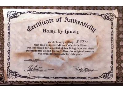 LOTE 276 - 01 PRATO VILETTA FINE CHINA "HOME BY LUNCH" "EM PORTUGUES CASA NO ALMOÇO" EDIÇÃO LIMITADA, 2º EDIÇÃO  DA SÉRIE "SEEMS LIKE YESTERDAY". FABRICADO POR R.J. ERNST ENTERPRISES INC., ARTE POR RUSTY MONEY. 21 CM DE DIÂMETRO. PERFEITO NA CAIXA. DA DÉCADA DE  1982. PRATO DE NUMERO, 827A. ESTÁ EM PERFEITAS CONDIÇÕES, NA CAIXA E COM CERTIFICADO. EDIÇÃO LIMITADA DE LANÇAMENTOS POR APENAS 10  DIAS DE VENDAS NOS EUA NA DÉCADA DE 80.ITEM COMPRADO EM GARAGEM DE ANTIGUIDADES NOS EUA. SUPORTE PARA PRATO NÃO INCLUÍDO NESTA VENDA. (NO ESTADO) ATENÇÃO! FAZER A VISITAÇÃO ANTES DE ARREMATAR, NÃO SABEMOS SE FUNCIONA, LEILÃO NÃO TEM GARANTIA E NEM DEVOLUÇÃO, SUJEITO A POSSÍVEIS AVARIAS VISÍVEIS/OCULTAS E/OU AUSÊNCIA DE COMPONENTES.