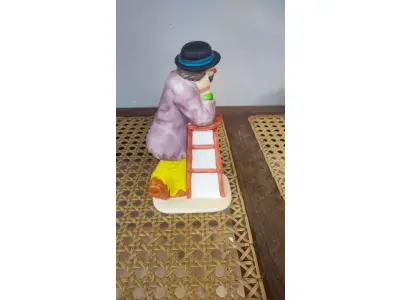 LOTE 194 - 01 ESTATUETA DE PALHAÇO DE CERÂMICA VINTAGE DA COLEÇÃO FLAMBRO DE EMMETT KELLY JR. PAÍS/REGIÃO DE FABRICAÇÃO TAIWAN. ESTA ESTATUETA DO EMMETT KELLY JR. APRESENTA UM PALHAÇO SEGURANDO O ROSTO ENTRE AS MÃOS. ORIGINAL. EXCELENTE ESTADO, SEM LASCAS, RACHADURAS EM ÓTIMO ESTADO PEÇA RARA ITEM LANÇADOS ANOS 90 NOS EUA  CM DE ALTURA E UMA BASE DE 15 ​​CM. COM  SUA ASSINATURA NA PARTE INFERIOR JUNTO COM "EXCLUSIVAMENTE DA FLAMBRO EMPRESA FAMOSA NOS EUA DECADA DE 90, COMPRADAS EM LOJAS DE ANTIGUIDADES DOS EUA. (NO ESTADO) ATENÇÃO! FAZER A VISITAÇÃO ANTES DE ARREMATAR, NÃO SABEMOS SE FUNCIONA, LEILÃO NÃO TEM GARANTIA E NEM DEVOLUÇÃO, SUJEITO A POSSÍVEIS AVARIAS VISÍVEIS/OCULTAS E/OU AUSÊNCIA DE COMPONENTES.