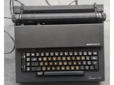 LOTE 426 - 01 MÁQUINA DE ESCREVER ANTIGA. (NO ESTADO) ATENÇÃO! FAZER A VISITAÇÃO ANTES DE ARREMATAR, NÃO SABEMOS SE FUNCIONA, LEILÃO NÃO TEM GARANTIA E NEM DEVOLUÇÃO, SUJEITO A POSSÍVEIS AVARIAS VISÍVEIS/OCULTAS E/OU AUSÊNCIA DE COMPONENTES.