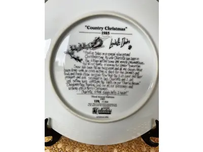 LOTE 135 - 01 RARO PRATO DE NATAL COUNTRY LOWELL DAVIS DE 1985, LANÇADO NOS EUA COM APENAS 7,500 PRATOS LANÇADOS  ESSE PRATO E O NÚMERO 119 DE 7500 DA TIRAGEM COM 21,5 CM DE DIÂMETRO. COM CAIXA E CERTIFICADO DE AUTENTICIDADE E ACOMPANHA LP DO MESMO. BELA PEÇA E RARA. ITEM COMPRADO EM GARAGENS DE ANTIGUIDADES NOS EUA.SUPORTE PARA PRATO NÃO INCLUÍDO NESTA VENDA. (NO ESTADO) ATENÇÃO! FAZER A VISITAÇÃO ANTES DE ARREMATAR, NÃO SABEMOS SE FUNCIONA, LEILÃO NÃO TEM GARANTIA E NEM DEVOLUÇÃO, SUJEITO A POSSÍVEIS AVARIAS VISÍVEIS/OCULTAS E/OU AUSÊNCIA DE COMPONENTES.