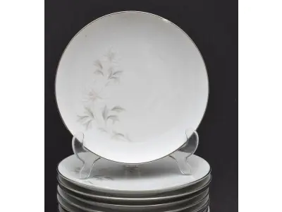 LOTE 158 - 01 PRATOS JAPONESES DA FAMOSA MARCA JAPONESA NORITAKE  PORCELANA JAPONESA  SÃO  10  PRATOS DE DECORAÇÃO POLICROMA COM MOTIVO FLORAL SOBRE FUNDO BRANCO. BORDA COM FRISO PRATEADO. DIÂMETRO 21 CM DE DIAMETRO. (NO ESTADO) ATENÇÃO! FAZER A VISITAÇÃO ANTES DE ARREMATAR, NÃO SABEMOS SE FUNCIONA, LEILÃO NÃO TEM GARANTIA E NEM DEVOLUÇÃO, SUJEITO A POSSÍVEIS AVARIAS VISÍVEIS/OCULTAS E/OU AUSÊNCIA DE COMPONENTES.