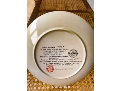 01 LINDO PRATO VINTAGE NORMAN ROCKWELL,NORMAN ROCKWELL, "FLIRTING IN THE PARLOUR" MULHERES REDESCOBERTAS,POR NORMAN ROCKWELL,OITAVA EDIÇÃO DA COLEÇÃO REDISCOVERED WOMEN DA ROCKWELL, 1983 NA CAIXA ORIGINAL COM CERTIFICADO DE AUTENTICIDADE,FOLHETOS E DOCUMENTOS DA ÉPOCA. NÚMERO DO PRATO 1443I DE EDWIN KNOWLES NÚMERO BREITAX 84- R70 4-8. COM 21,5 CM DE DIÂMETRO, COMPRADO E, 23/07/1983. O SUPORTE DO PRATO NÃO ESTÁ INCLUÍDO. PEÇA COMPRADA EM GARAGEM DE ANTIGUIDADES NOS EUA. COM CAIXA E CERTIFICADO DE AUTENTICIDADE ORIGINAL. SUPORTE PARA PRATO NÃO INCLUÍDO NESTA VENDA. (NO ESTADO) ATENÇÃO! FAZER A VISITAÇÃO ANTES DE ARREMATAR, NÃO SABEMOS SE FUNCIONA, LEILÃO NÃO TEM GARANTIA E NEM DEVOLUÇÃO, SUJEITO A POSSÍVEIS AVARIAS VISÍVEIS/OCULTAS E/OU AUSÊNCIA DE COMPONENTES.