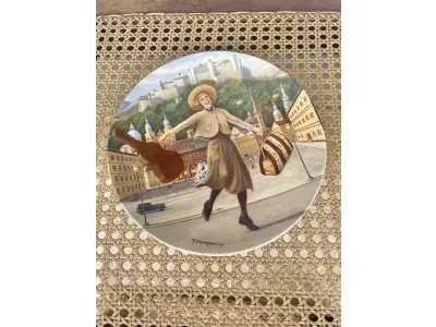 LOTE 275 - A NOVIÇA REBELDE (1949) - "I HAVE CONFIDENCE", 6ª PLACA COLECIONÁVEL DA SÉRIE DE PLACAS PARA COLECIONADORES EM HOMENAGEM A ESTE ADORADO MUSICAL. FEITO EM UMA EDIÇÃO ESTRITAMENTE LIMITADA A 150 DIAS DE QUEIMA NOS EUA. POR KNOWLES, O NOME MAIS ANTIGO DA AMÉRICA EM FINE PORCELANA CHINA ENDOSSADA PELOS ESPÓLIOS DE RICHARD RODGERS E OSCAR HAMMERSTEIN II. PINTADA EXCLUSIVAMENTE PARA ESTA EDIÇÃO LIMITADA POR T. CRNKOVICH E QUEIMADA EM PORCELANA FINA POR EDWIN M. KNOWLES. PLACA NÚMERO 14095 D, COM CERTIFICADO DE AUTENTICIDADE  E FOLHETOS DO MESMO  SEXTA GRAVURA DE A NOVIÇA REBELDE. ANO: 1987.NÚMERO BRADEX: 84-K41-18.6.ITEM COMPRADO EM GARAGEM DE ANTIGUIDADES NOS EUA. SUPORTE PARA PRATO NÃO INCLUÍDO NESTA VENDA. (NO ESTADO) ATENÇÃO! FAZER A VISITAÇÃO ANTES DE ARREMATAR, NÃO SABEMOS SE FUNCIONA, LEILÃO NÃO TEM GARANTIA E NEM DEVOLUÇÃO, SUJEITO A POSSÍVEIS AVARIAS VISÍVEIS/OCULTAS E/OU AUSÊNCIA DE COMPONENTES.