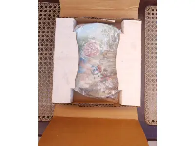 LOTE 286 - 01 PRATO DE COLECIONADOR VINTAGE DE 1981, EDIÇÃO LIMITADA, "STOP AND SMELL THE ROSES",EM PORTUGUES "PARE E SINTA O CHEIRO DAS ROSAS" DA RUSTY MONEY A PRIMEIRA EDIÇÃO DA SÉRIE "SEEMS LIKE YESTERDAY". ASSINADO PELO ARTISTA RUSTY MONEY. MEDE 21 CM DE DIÂMETRO. PRIMEIRA EDIÇÃO, EDIÇÃO LIMITADA, POR APENAS 10 DIAS DE PRODUÇÃO E VENDAS , E DEPOIS FECHADA DEFINITIVAMENTE PARA SEMPRE. PLACA NÚMERO 3567AA COM CERTIFICAÇÃO DE AUTENTICIDADE, E CAIXA ORIGINAL DA EPOCA.PEÇA COMPRADA EM GARAGEM DE ANTIGUIDADES NOS EUA. SUPORTE PARA PRATO NÃO INCLUÍDO NESTA VENDA. (NO ESTADO) ATENÇÃO! FAZER A VISITAÇÃO ANTES DE ARREMATAR, NÃO SABEMOS SE FUNCIONA, LEILÃO NÃO TEM GARANTIA E NEM DEVOLUÇÃO, SUJEITO A POSSÍVEIS AVARIAS VISÍVEIS/OCULTAS E/OU AUSÊNCIA DE COMPONENTES.