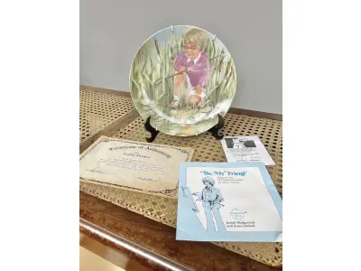 01 PRATO DECORATIVO 'PEQUENO PRÍNCIPE' - POR RUSTY MONEY - SEXTA EDIÇÃO DA SÉRIE "PARECE ONTEM" - PRODUZIDO EM EDIÇÃO LIMITADA POR APENAS DEZ DIAS DE QUEIMA E DEPOIS FECHADO PERMANENTEMENTE - NÚMERO DA PLACA 4874, COM CAIXA ORIGINAL E CERTIFICADO DE AUTENTICIDADE. MEDE 21,5 CM DE DIÂMETRO SUPORTE PARA PRATO NÃO INCLUÍDO NESTA VENDA. (NO ESTADO) ATENÇÃO! FAZER A VISITAÇÃO ANTES DE ARREMATAR, NÃO SABEMOS SE FUNCIONA, LEILÃO NÃO TEM GARANTIA E NEM DEVOLUÇÃO, SUJEITO A POSSÍVEIS AVARIAS VISÍVEIS/OCULTAS E/OU AUSÊNCIA DE COMPONENTES.