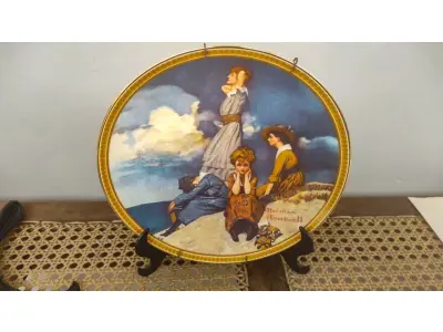 01 PRATO DE COLECIONADOR NORMAN ROCKWELL "ESPERANDO NA PRAIA" PRATO KNOWLES COM CERTIFICADO DE APROVAÇÃO (CA) CAIXA.PRATO COLECIONÁVEL DA ROCKWELL SOCIETY & KNOWLES CHINA. A IMAGEM CHAMA-SE "ESPERANDO NA PRAIA" E FOI CRIADA PELO ARTISTA NORMAN ROCKWELL. ESTE PRATO É O SEGUNDO DA COLEÇÃO ROCKWELL REDISCOVERED WOMEN. NÚMERO DO PRATO: 17577V, DA EDIÇÃO LIMITADA A 100 DIAS DE QUEIMA EM 1982. CERTIFICADO COMO UM "VERDADEIRO CLÁSSICO ROCKWELL" PELA ROCKWELL SOCIETY OF AMERICA.ESTE PRATO ESTÁ EM EXCELENTES CONDIÇÕES DE USO. ACOMPANHA A CAIXA ORIGINAL, CERTIFICADO DE APROVAÇÃO (CA) E ENCARTES. PRATO DE COLECIONADOR. APROXIMADAMENTE 21 CM DE DIÂMETRO.COMPRADAS EM LOJAS DE ANTIGUIDADES DOS EUA.O SUPORTE DO PRATO NÃO ESTÁ INCLUÍDO. (NO ESTADO) ATENÇÃO! FAZER A VISITAÇÃO ANTES DE ARREMATAR, NÃO SABEMOS SE FUNCIONA, LEILÃO NÃO TEM GARANTIA E NEM DEVOLUÇÃO, SUJEITO A POSSÍVEIS AVARIAS VISÍVEIS/OCULTAS E/OU AUSÊNCIA DE COMPONENTES.