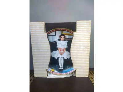 LOTE 137 - 01 RARO PRATO DE NORMAM ROCKWELL "SITTING PRETTY" É A PRIMEIRA EDIÇÃO DE "UMA MENTE PRÓPRIA", LANÇADO EM 1986. APROVADO PELA FAMÍLIA ROCKWELL E SOCIEDADE DA AMÉRICA E PRODUZIDO PELA KNOWLES CHINA. PRODUZIDO EM EDIÇÃO LIMITADA A 150 DIAS DE PRODUÇÃO. NUMERADO ​​E ASSINADO. TEM 21,5 CM DE LARGURA E ESTÁ EM EXCELENTE ESTADO. ACOMPANHA CAIXA ORIGINAL E CERTIFICADO DE AUTENTICIDADE. PRATO DE NÚMERO 2308C. PEÇA COMPRADA EM GARAGEM DE ANTIGUIDADES NOS EUA. SUPORTE PARA 01 PRATO NÃO INCLUÍDO NESTA VENDA. (NO ESTADO) ATENÇÃO! FAZER A VISITAÇÃO ANTES DE ARREMATAR, NÃO SABEMOS SE FUNCIONA, LEILÃO NÃO TEM GARANTIA E NEM DEVOLUÇÃO, SUJEITO A POSSÍVEIS AVARIAS VISÍVEIS/OCULTAS E/OU AUSÊNCIA DE COMPONENTES.