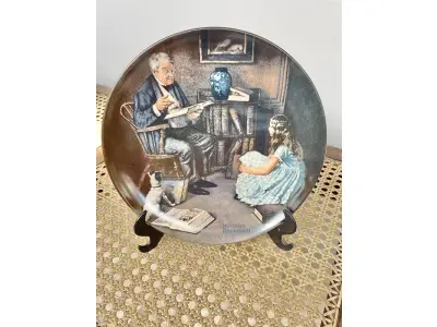LOTE 167 - 01 PRATO VINTAGE NORMAN ROCKWELL DE 1984. INTITULA-SE "THE STORYTELLER" (O CONTADOR DE HISTÓRIAS). É FEITO EM PORCELANA FINA KNOWLES. É O OITAVO DA COLEÇÃO ROCKWELL HERITAGE. FABRICADO EM EDIÇÃO LIMITADA, PERMANENTEMENTE FECHADO EM 1984 PELA KNOWLES E CERTIFICADO COMO UM "VERDADEIRO CLÁSSICO ROCKWELL" PELA ROCKWELL SOCIETY OF AMERICA. É MARCADO COM O NÚMERO BRADEX 84-R70-3.8. É MARCADO COM O NÚMERO DE PLACA C 8167O.SUPORTE DO PRATO NÃO ESTÁ INCLUÍDO. ITEM COMPRADO EM GARAGENS DE ANTIGUIDADES NOS EUA. (NO ESTADO) ATENÇÃO! FAZER A VISITAÇÃO ANTES DE ARREMATAR, NÃO SABEMOS SE FUNCIONA, LEILÃO NÃO TEM GARANTIA E NEM DEVOLUÇÃO, SUJEITO A POSSÍVEIS AVARIAS VISÍVEIS/OCULTAS E/OU AUSÊNCIA DE COMPONENTES.