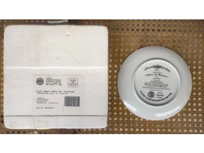 LOTE 151 - 01 PRATO DE PORCELANA VINTAGE BRADFORD EXCHANGE DE 1995, COLECIONADOR, COMO NOVO, SISTERS ARE BLOSSOMS, KINDRED MOMENTS,NUMERADO 2344 A. ESTE BELO PRATO DE COLECIONADOR INTITULADO "SISTERS ARE BLOSSOMS" DE CHANTAL POULIN É UMA PEÇA DE ÉPOCA DO FINAL DO SÉCULO XX. FEITO DE PORCELANA COM UM DESIGN MULTICOLORIDO, ESTE PRATO É UM COMPLEMENTO PERFEITO PARA QUALQUER COLEÇÃO DECORATIVA. O PRATO FOI PRODUZIDO COM TÉCNICAS DE CERÂMICA NOS ESTADOS UNIDOS E É VINTAGE, SEM MODIFICAÇÕES. A BRADFORD EXCHANGE PRODUZIU ESTE PRATO COM UM ESTILO DE PRODUÇÃO DE CERÂMICA ARTÍSTICA. ESTE PRATO É PERFEITO PARA COLECIONADORES DE ITENS DECORATIVOS E É UM ITEM ESSENCIAL PARA QUEM APRECIA A BELEZA DE PRATOS VINTAGE. CAIXA ORIGINAL E CERTIFICADO DE AUTENTICIDADE DA PEÇA  O PRATO MEDE 21,5 CM DE DIÂMETRO.   ITEM COMPRADO EM GARAGENS DE ANTIGUIDADES NOS EUA.SUPORTE PARA PRATO NÃO INCLUÍDO NESTA VENDA. (NO ESTADO) ATENÇÃO! FAZER A VISITAÇÃO ANTES DE ARREMATAR, NÃO SABEMOS SE FUNCIONA, LEILÃO NÃO TEM GARANTIA E NEM DEVOLUÇÃO, SUJEITO A POSSÍVEIS AVARIAS VISÍVEIS/OCULTAS E/OU AUSÊNCIA DE COMPONENTES.