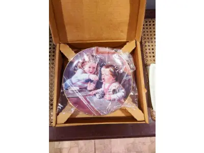 LOTE 294 - ESTE É O TERCEIRO PRATO INTITULADO "DÊ-NOS ESTE DIA" LANÇADO PELA THE HAMILTON COLLECTION & ROMAN INC DE 1986 DA COLEÇÃO INTITULADA "ORAÇÃO DO SENHOR" PRATO COLECIONÁVEL "DÊ-NOS ESTE DIA". A OBRA DE ARTE FOI LINDAMENTE CRIADA PELA ARTISTA ABBIE WILLIAMS. VEM NA CAIXA ORIGINAL. COM 21,5 CM DE DIÂMETRO, PRATO DE NUMERO 2965L, EDIÇÃO LIMITADAS E LANÇADAS E VENDIDAS POR APENAS 10 DIAS DE QUEIMA DE ESTOQUE DA MESMA LOGO APÓS TODOS VENDIDO FOI FECHADO NÃO LANÇARAM MAIS. COM CAIXA E CERTIFICADO E FOLHETOS  ORIGINAIS. PEÇA COMPRADA EM GARAGEM DE ANTIGUIDADES NOS EUA. SUPORTE PARA PRATO NÃO INCLUÍDO NESTA VENDA. (NO ESTADO) ATENÇÃO! FAZER A VISITAÇÃO ANTES DE ARREMATAR, NÃO SABEMOS SE FUNCIONA, LEILÃO NÃO TEM GARANTIA E NEM DEVOLUÇÃO, SUJEITO A POSSÍVEIS AVARIAS VISÍVEIS/OCULTAS E/OU AUSÊNCIA DE COMPONENTES.