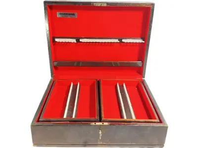 LOTE 190 - 01 ANTIGA CAIXA FAQUEIROS ARTE DÉCOR. ANOS 50, EM MADEIRA NOBRE, INTERIOR COM FORRAÇÃO EM TECIDO AVELUDADO. ACOMPANHA CHAVE. COM 18X55X42 CM. SEM CUPIM PRECISA APENAS DE UMA LIMPEZA, POIS FOI EMBALADA COM FITA MARCAS DAS FOTOS SAI FÁCIL