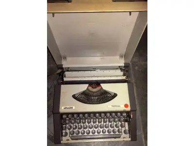 LOTE 429 - 01 MÁQUINA DE ESCREVER ANTIGA OLIVETT  TROPICAL. (NO ESTADO) ATENÇÃO! FAZER A VISITAÇÃO ANTES DE ARREMATAR, NÃO SABEMOS SE FUNCIONA, LEILÃO NÃO TEM GARANTIA E NEM DEVOLUÇÃO, SUJEITO A POSSÍVEIS AVARIAS VISÍVEIS/OCULTAS E/OU AUSÊNCIA DE COMPONENTES.