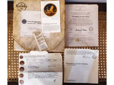 LOTE 339 - 01 PRATO DE NORMAN ROCKWELL EDIÇÃO LIMITADA "A 100 DIAS DE QUEIMA DE ESTOQUE" DA SÉRIE MULHERES REDESCOBERTAS, "PONDERING ON THE PORCH"3º PRATO DA SÉRIE MULHERES REDESCOBERTAS,21,5 CM DE DIÂMETRO, BRADEX Nº 84-R70-4.3 1981.PRATO DE NUMERO 15944C.COM NOTA FIDCAL DE COMPRA DATADA EM 31/08/1982 E COM TODOS FOLHETOS E CAIXA DA EPOCA  EDWIN M. KNOWLES CHINA COMPANY UM GENUÍNO CLÁSSICO ROCKWELL. FINA EDWIN M KNOWLES. COM CERTIFICADO DE AUTENTICIDADE, FEITO NOS ESTADOS UNIDOS. PERFEITO PARA FÃS DA ICÔNICA OBRA DE ROCKWELL, ESTE PRATO DE COLECIONADOR É UM ITEM ESSENCIAL PARA QUALQUER COLEÇÃO. ADICIONE ESTA PEÇA DESLUMBRANTE À SUA COLEÇÃO HOJE MESMO E ADMIRE OS DETALHES COMPLEXOS E AS BELAS CORES QUE FAZEM DESTE PRATO UMA OBRA DE ARTE. COM CERTIFICADO DE AUTENTICIDADE. ITEM COMPRADO E GARAGENS DE ANTIGUIDADES NOS EUA.SUPORTE PARA PRATO NÃO INCLUÍDO NESTA VENDA. (NO ESTADO) ATENÇÃO! FAZER A VISITAÇÃO ANTES DE ARREMATAR, NÃO SABEMOS SE FUNCIONA, LEILÃO NÃO TEM GARANTIA E NEM DEVOLUÇÃO, SUJEITO A POSSÍVEIS AVARIAS VISÍVEIS/OCULTAS E/OU AUSÊNCIA DE COMPONENTES.